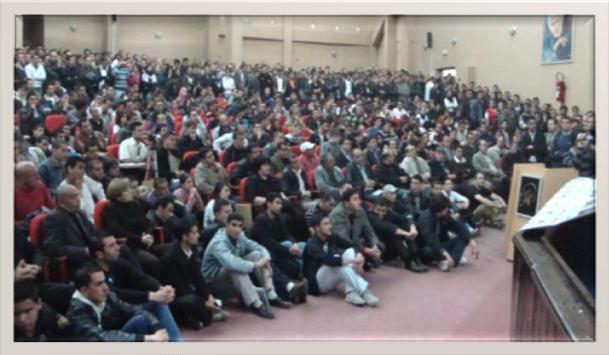 Etudiants Kabyles en conférence dans un amphithéâtre de l'Université Mouloud Mammeri, à Tizi-Ouzou (PH/DR)