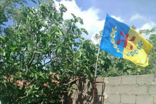 Le drapeau kabyle flottant aux quatre vents au domicile d'un kabyle en Kabylie (PH/DR)