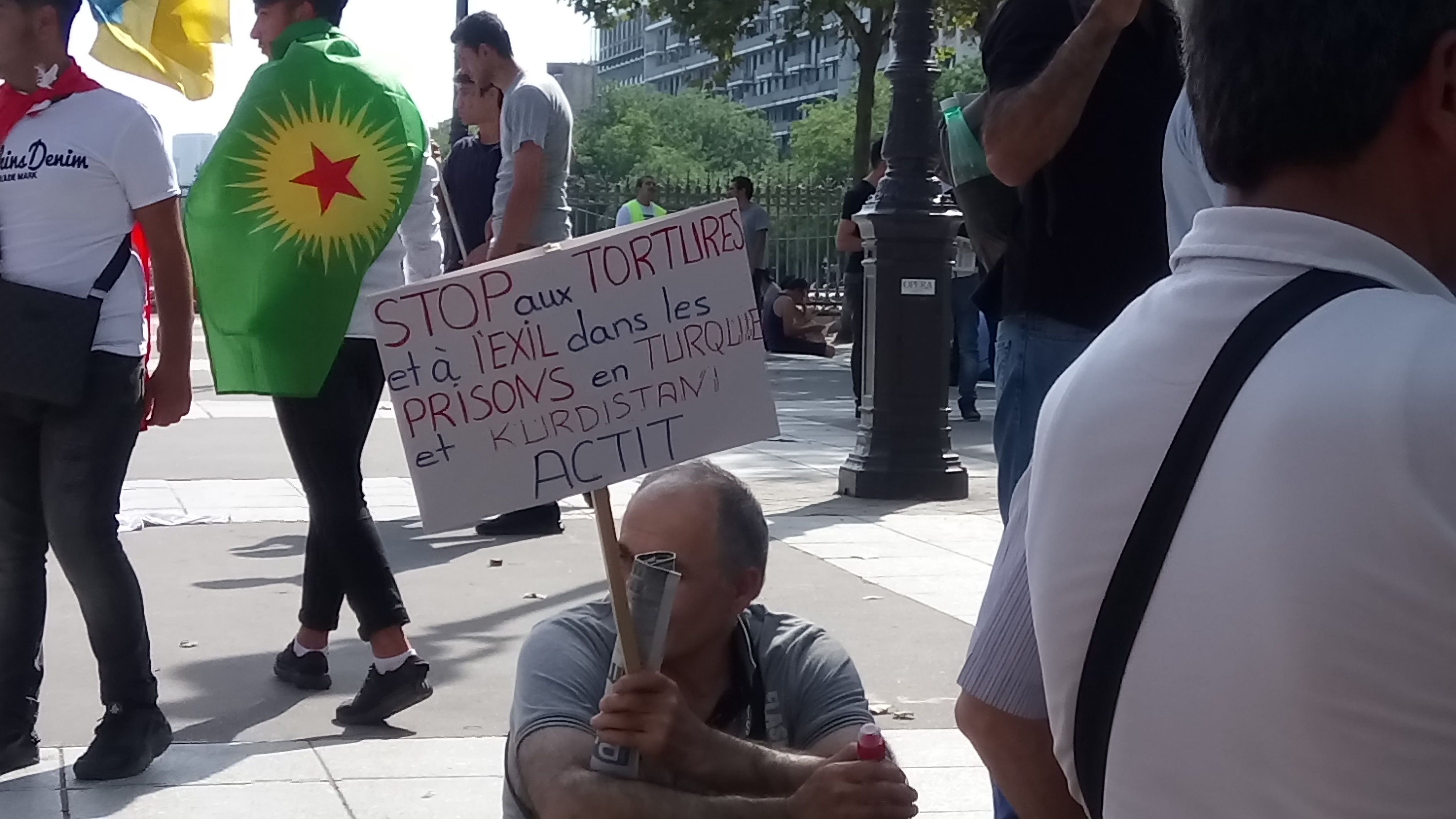 Marche kurde à Paris  : La Kabylie présente, en soutien à "une solution politique pour le Kurdistan"