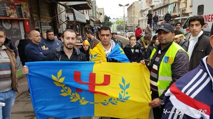 Youcef Guedache, au centre portant le drapeau national kabyle sur les épaules (PH/MAK)