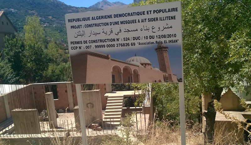 Panneau informant de la construction de la mosquée (PH. SIWEL)