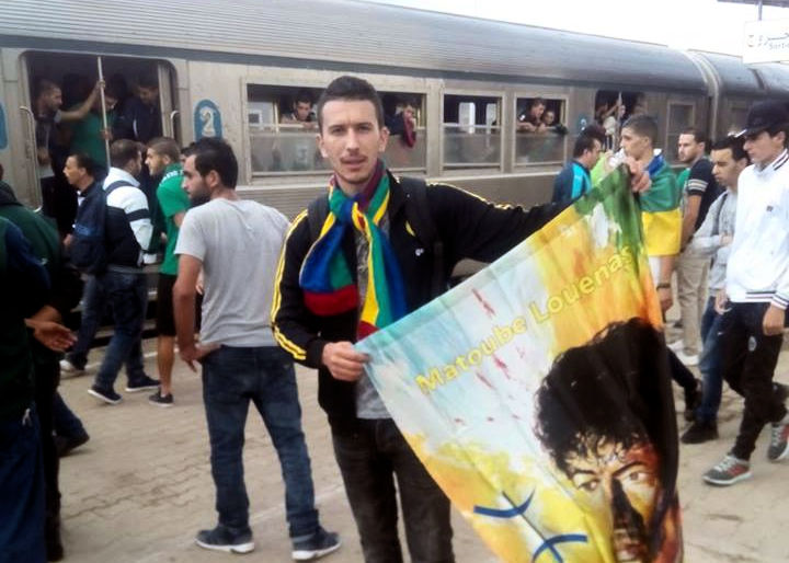 Photo d'un fan du MOB s'apprêtant à monter dans le train qui mène à Blida