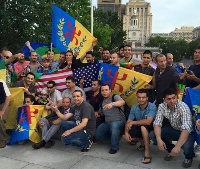 Des membres de l'association Tiwizi-USA, lors du lever du drapeau kabyle à Philadelphie le 29/05/2015 (PH/SIWEL)