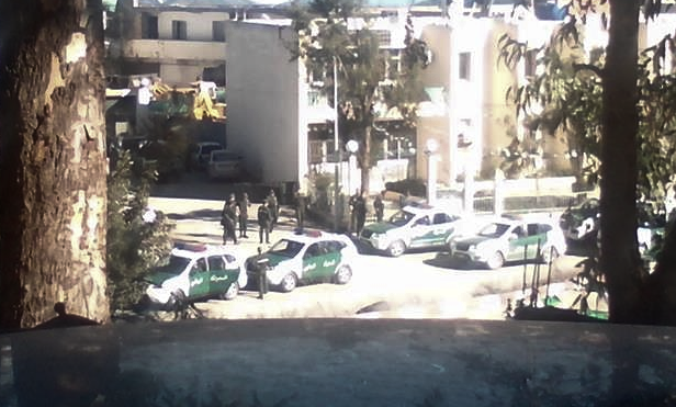 Quelques uns des véhicules de la gendarmerie coloniale qui quadrille le lieu de la réunion [photo prise à 12h45]