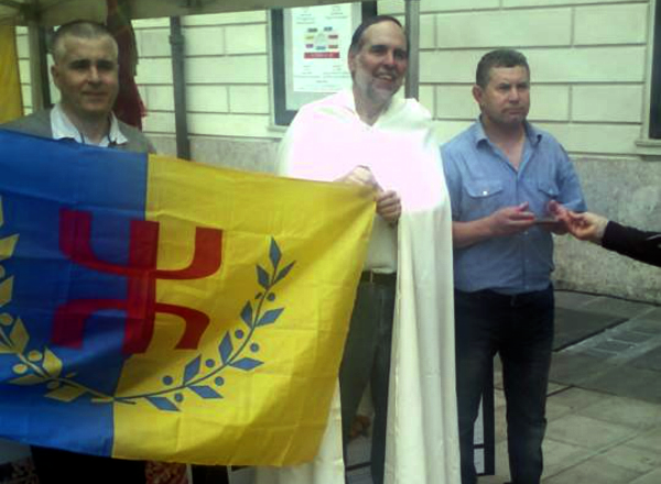 Le Pr. Vermondo Brugnatelli avec le burnous, lors du lever par la diaspora kabyle du drapeau kabyle à Milan, le 18/04/2015 (PH/DR)