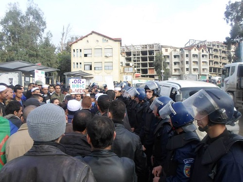 Les forces de répression du régime empêchant les militants kabyles de marcher.