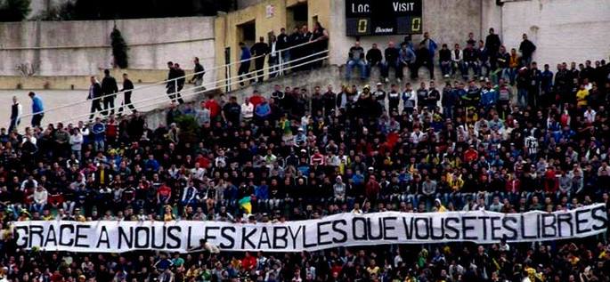A cause d’une banderole la télévision algérienne n’a pas retransmis la première mi-temps du match JSK-MCO