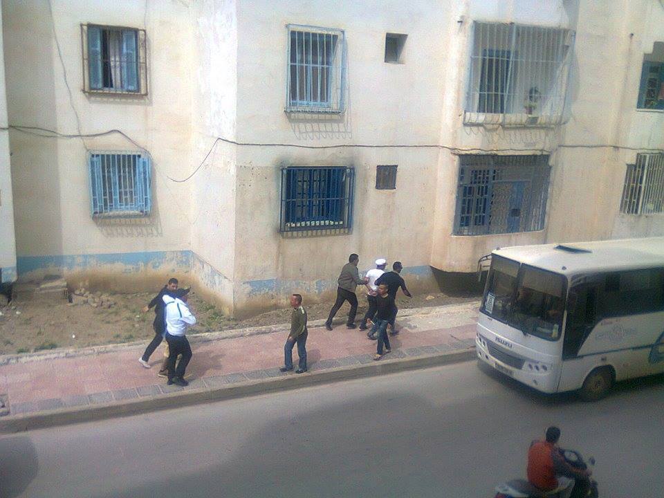 Des policiers algériens en civil pourchassent les manifestants kabyles après la fin de la marche du 20 Avril (PH/Maziɣ Tamurt)