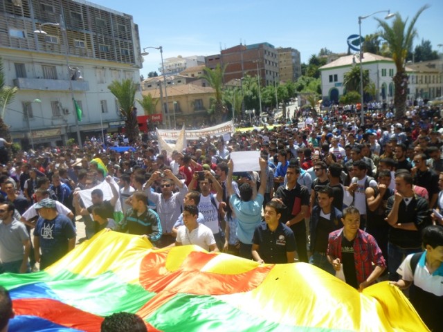 Par principe et par solidarité avec les autres étudiants, les militants du MAK ont massivement participé à cette marche mais avec un immense drapeau amazigh, une profusion d'autres drapeau amazighs et avec leurs propres slogans . PH/TSA
