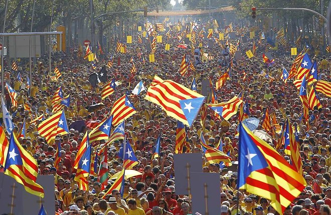 Dans une forêt de drapeaux, près de 2 million de Catalans ont manifesté jeudi dans les rues de Barcelone - (PH/DR)