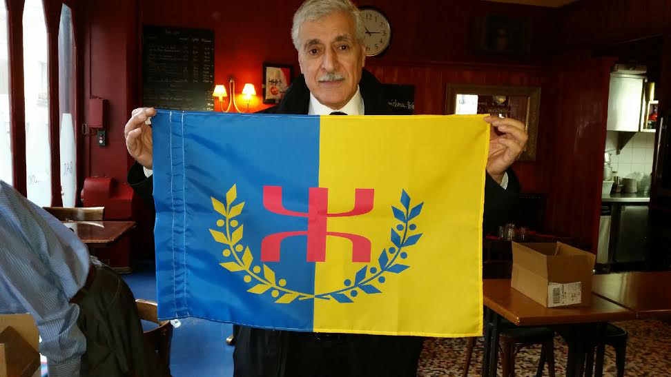 Le président Ferhat Mehenni, arborant le drapeau officiel de la Kabyle (PH/SIWEL)