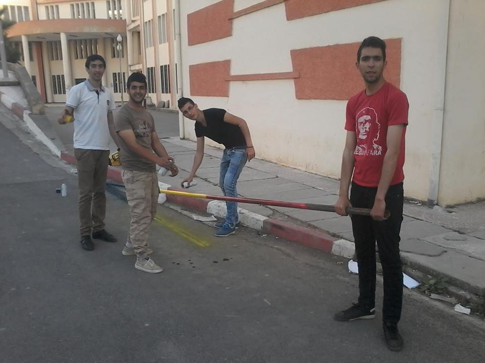 Les étudiants de Tamda en train de préparer le lever du drapeau kabyle