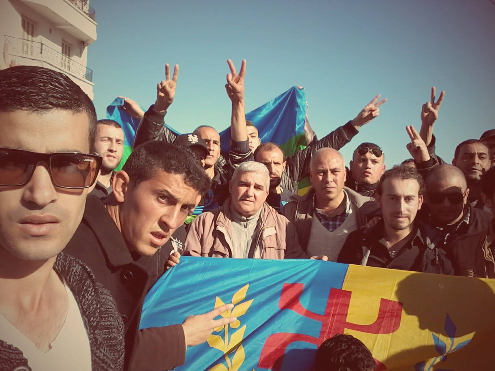 Bouaziz Ait Chebib et les militants du Mak apres le meeting, marche et levee de drapeau national Kabyle a Larv3a Nat Iraten (PH/DR)
