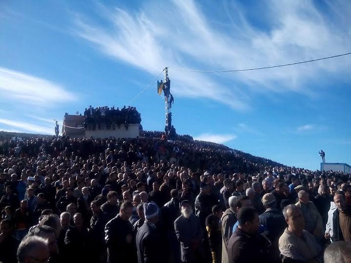 la foule est estimée à un million de personnes. Ici des jeunes qui brandissent le drapeau fédéral amazigh à At-Yehya