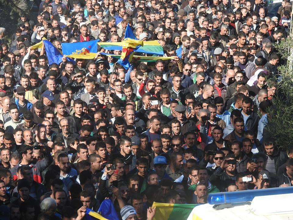 Hocine Ait-Ahmed : Des funérailles populaires malgré la récupération de la "police politique" algérienne