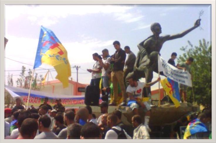 Akbou : Lever du drapeau kabyle sur la place des martyrs du Printemps Noir, à l’occasion de la Journée de la Nation kabyle, le 14 juin 2015