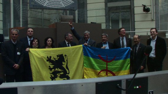 Délégation kabyle conduite par M. Ferhat Mehenni reçue par la Commission des Affaires étrangères au sein du Parlement flamand, en février 2010 (PH/DR)