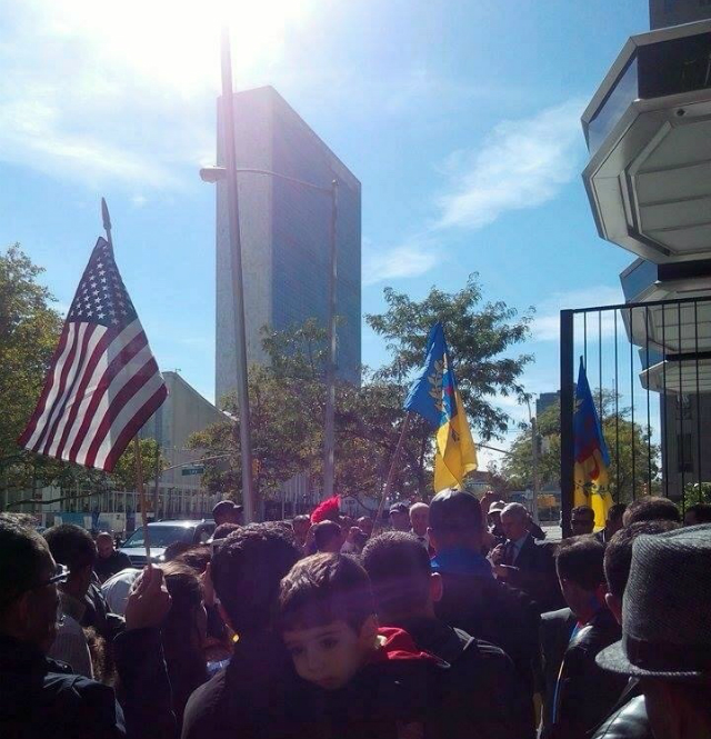 Lever du drapeau kabyle devant le siège de l'ONU à New York le 11/10/2015 (PH/SIWEL)