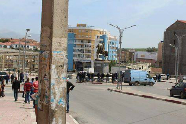 20 Avril à Tuvirett : Le pouvoir algérien a jugé "utile" de protéger la statue de l'émir Abdelkader