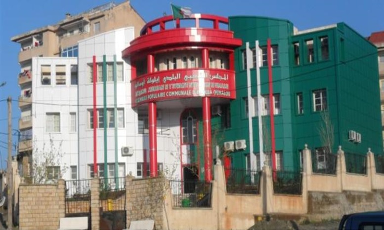 En proie au "doute", le maire BELKALEM Yazid, débourse 700 millions de centimes pour repeindre «sa» mairie aux couleurs du drapeau de Messali Hadj et surtout pour se convaincre d'être "algérien" (PH/DR)