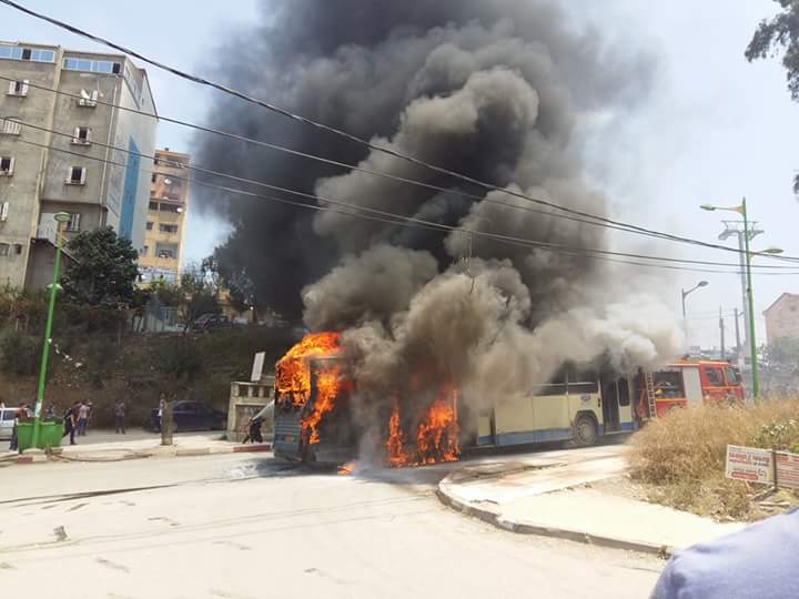 Tizi Wezzu : un bus prend feu entre l'université et le stade