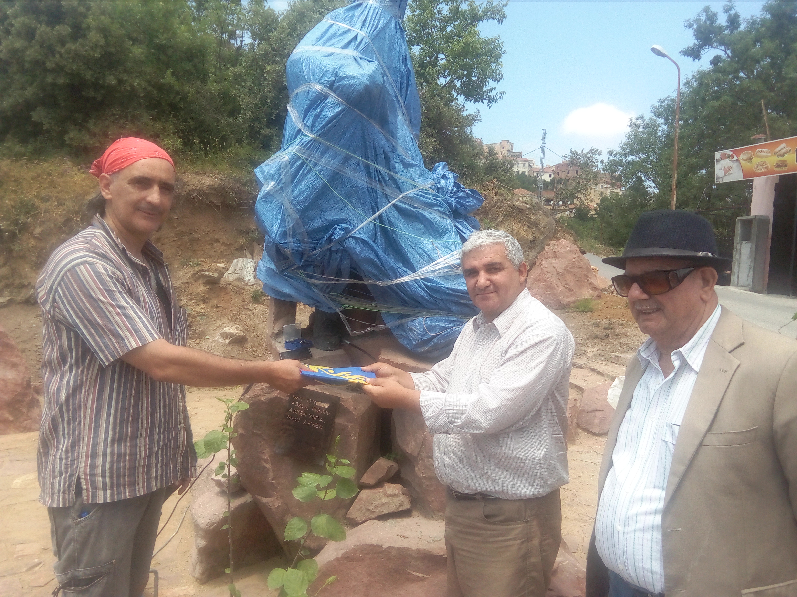  At-Yanni : Le MAK découvre la statue de Mouloud Mammeri et félicite son sculpteur