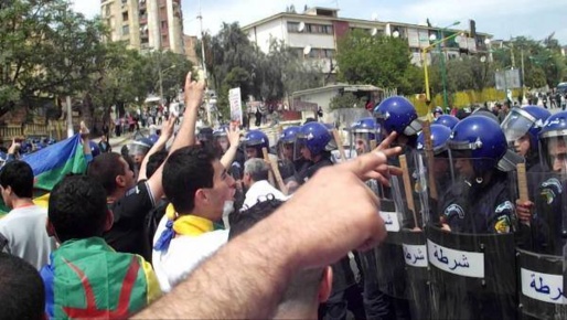 Urgent : Pour empêcher la célébration de la journée de la Nation Kabyle, la police algérienne assiège Laṛevɛa n At Iraten