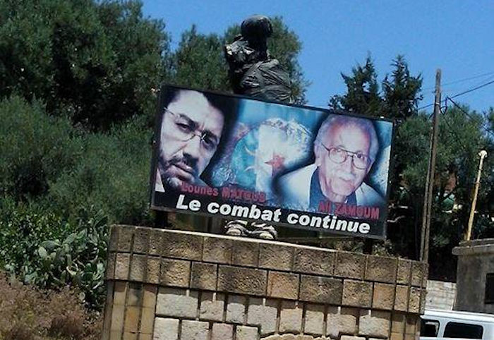 Portrait de Matoub et de Ali Zamoum sur la stèle dédiée au rebelle kabyle