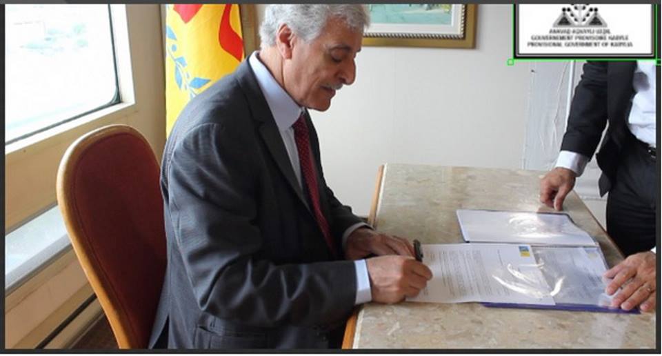 Le président de l'Anavad, Mas Ferhat Mehenni, paraphant les décrets à paraître au Journal officiel de l'Anavad (PH/SIWEL)