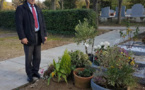 Ferhat Mehenni se recueille sur la tombe du Dr Mahmoud Mettouchi en Aubagne