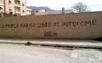 Les autorités nettoient la ville de Sidi-Aïch des graffitis autonomistes pour le passage d'un ministre algérien