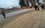 TIZI-OUZOU / RN 12 barrée de pneus en feu au milieu desquels sont brandis les drapeaux algérien et kabyle: