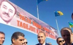 Malgré eux, des ministres algériens saluent le drapeau kabyle
