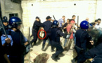 Scandale : Un policier algérien sort son couteau contre les manifestants de Tifilkout