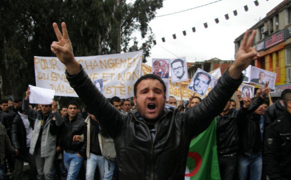 Tizi-Ouzou : les étudiants marchent pour le changement du système en Algérie
