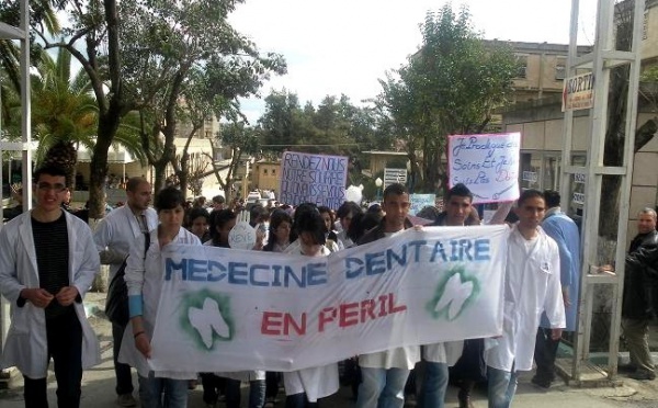 Tizi-Ouzou : grève et marche des étudiants en chirurgie dentaire