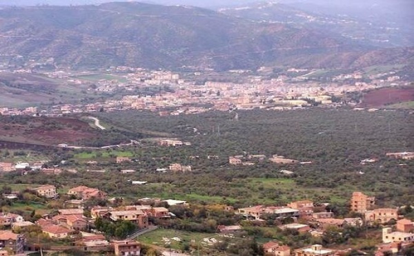 Les habitants de l'ex base de Boghni protestent devant la daira