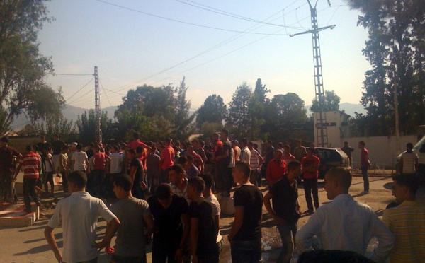 Fréha : des dizaines de citoyens se rassemblent devant la caserne et demandent le départ des militaires