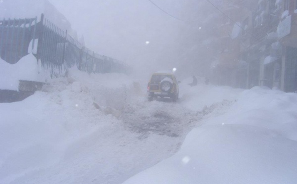 Routes coupées : Tizi-Ouzou et Tuviret les plus affectées par la neige (Gendarmerie)