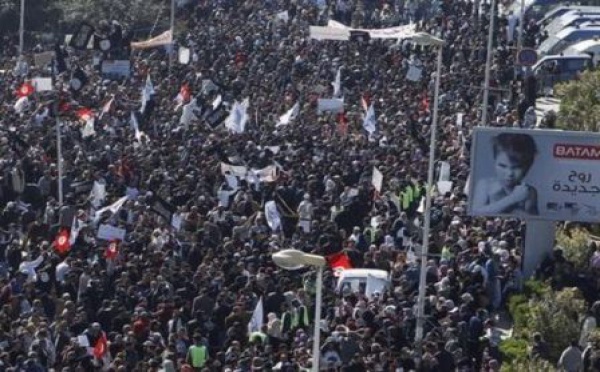 Manifestation de milliers de Tunisiens pour un Etat islamique