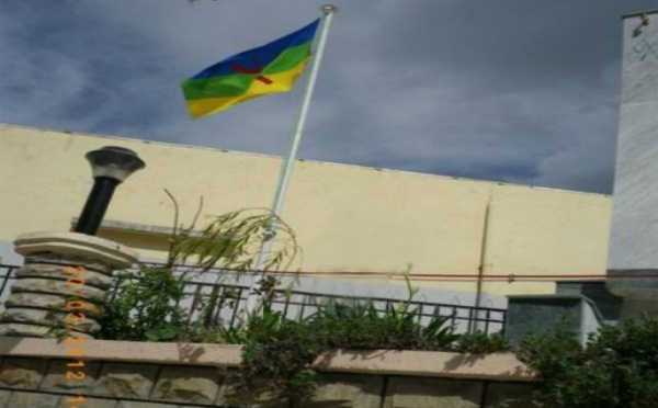 At Zellal : les villageois hissent le drapeau kabyle au monument des martyrs