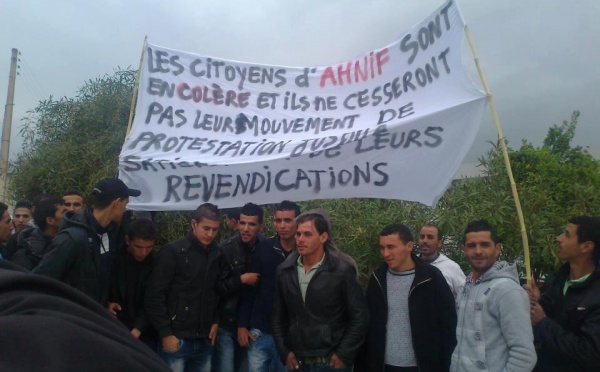 Sit-in du Collectif des Jeunes d'Ahnif devant la Wilaya de Bouira