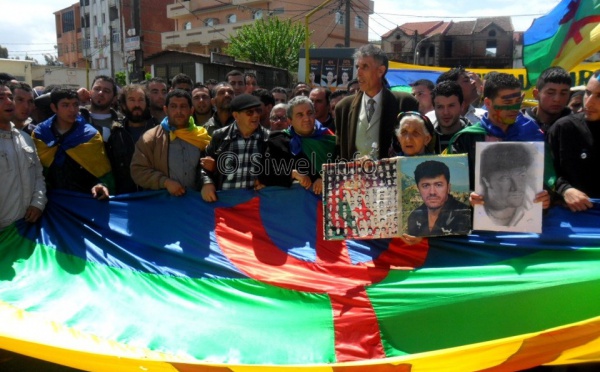 Le chanteur engagé Oulahlou et les Chaouis marchent pour l'autonomie de la Kabylie