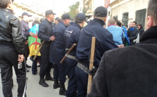 Hollande en Algérie, répression en Kabylie