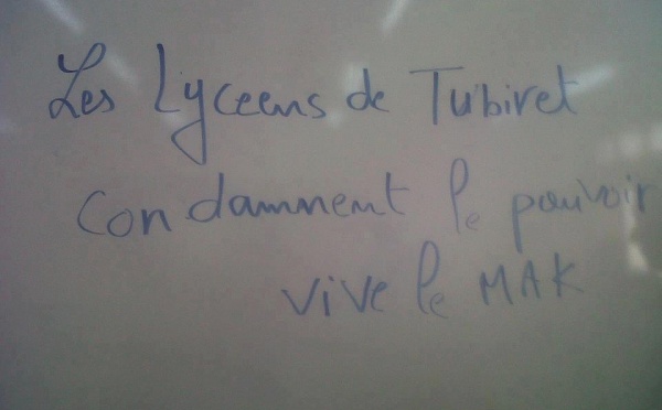 Tuvirett: Sur les murs et les tableaux, ils écrivent : Les lycéens de Tuvirett condamnent le pouvoir, vive le MAK.