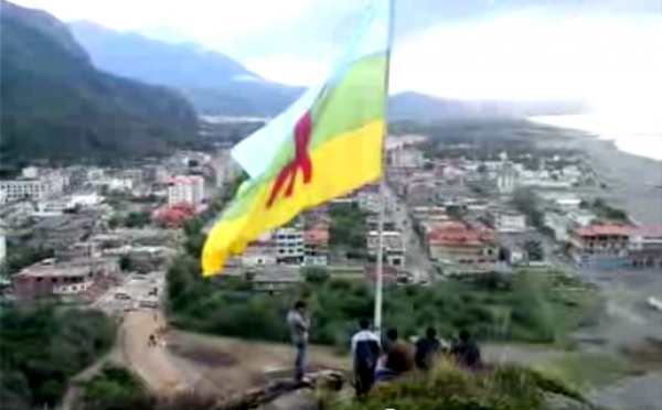 Kabylie : Un drapeau géant de Tamazgha flotte sur la commune de Melbou