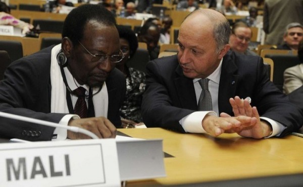 Mali : La France soutient Bamako et ses milices et demande au MNLA de désarmer