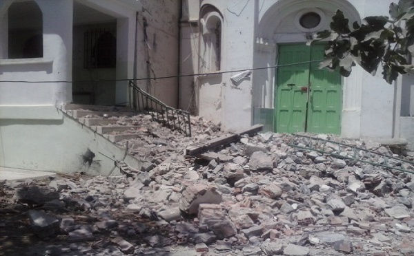Cela se passe actuellement à Awqas (Aokas) : Les salafistes démolissent un vestige historique