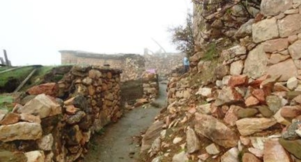Classé «patrimoine national historique » par les autorités algériennes, le village historique d’At Lqayed est dans un état d’effondrement lamentable