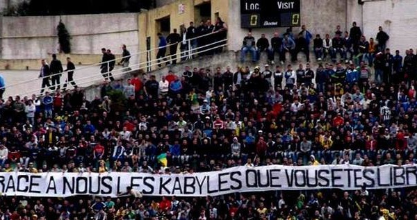 A cause d’une banderole la télévision algérienne n’a pas retransmis la première mi-temps du match JSK-MCO